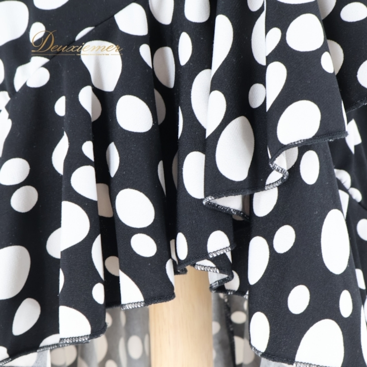 フラメンコ 衣装 巻きスカート ラップスカート ファルダ スカート イチオク ICHIOKU 水玉 ドット 黒 白 フリル 伸縮 ストレッチ ブラック系 ホワイト系 レディス スカート おしゃれ ダンス 可愛い 軽量