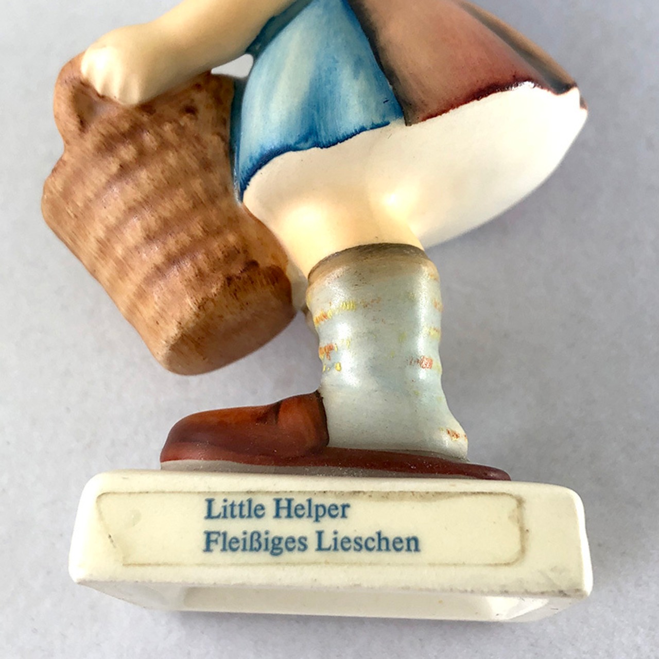 陶器人形　フンメルHummel　ゲーベル社Geobel　　小さなお手伝いさん 16ota10