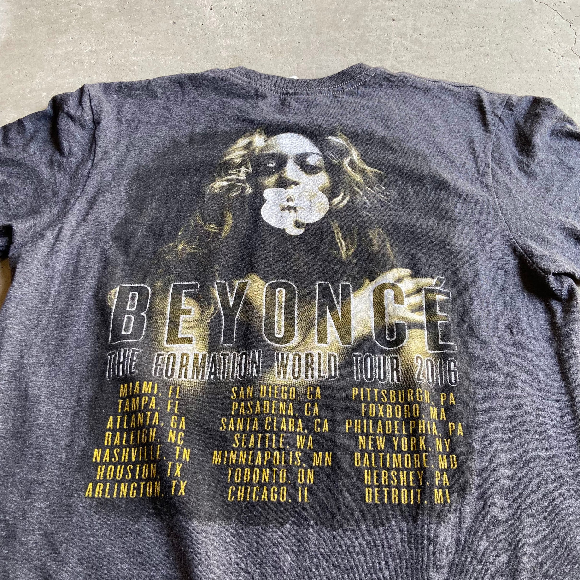 Beyonce ワールドツアー 16 ビヨンセ アーティスト バンドtシャツ メンズm 古着 グレー 両面プリント バックプリント Tシャツ Ss27 50b Cave 古着屋 公式 古着通販サイト