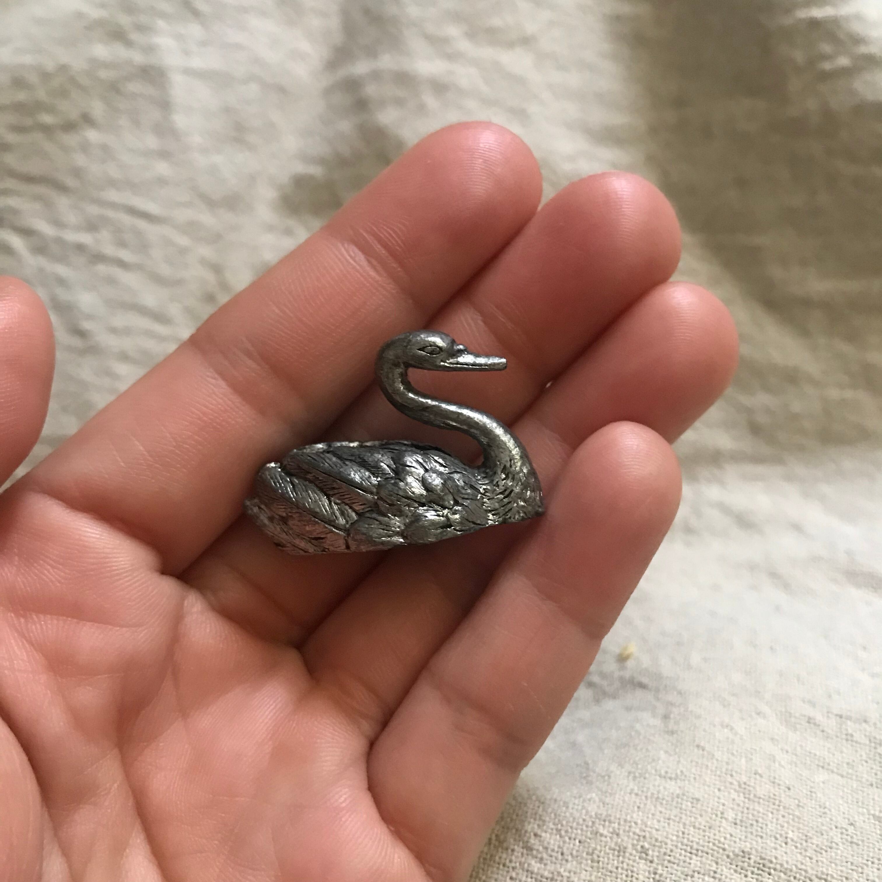 金属の小さな白鳥