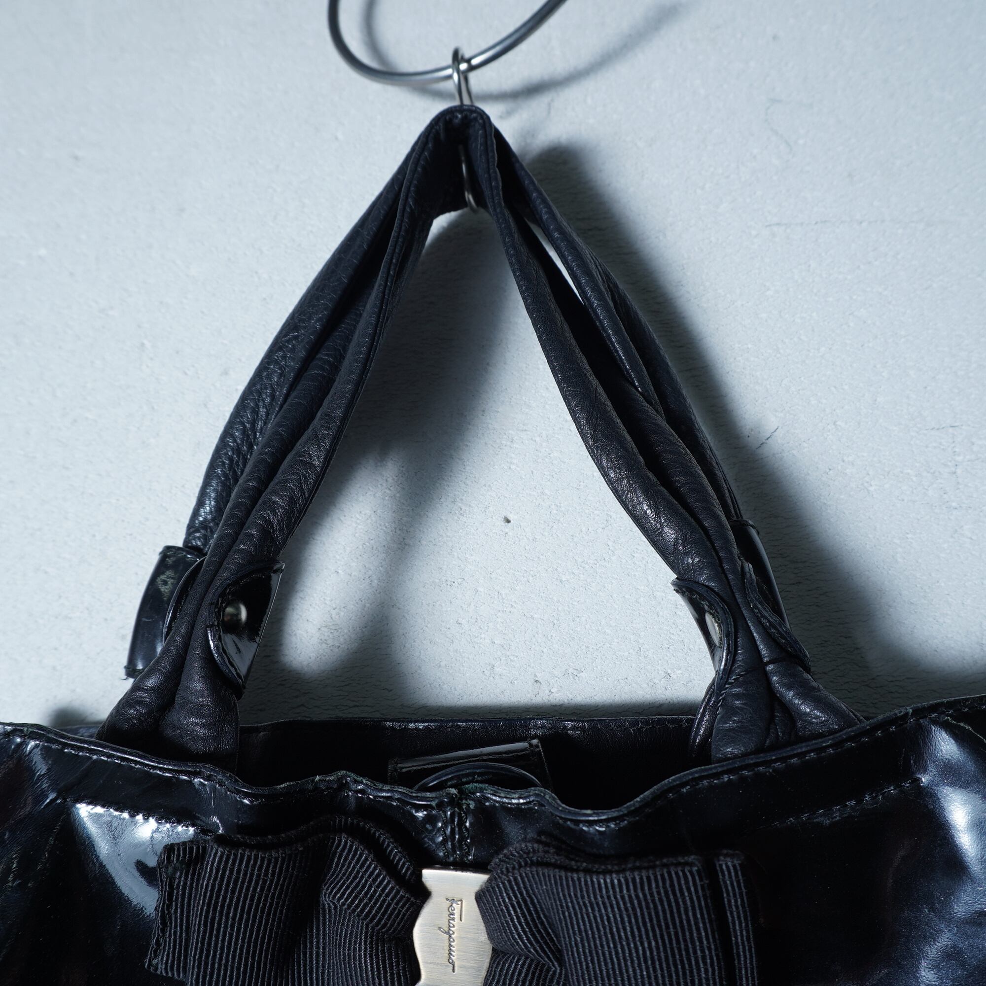 Ferrgamo】フェラガモ ロゴ入 エナメルトート black | MIXHIVE