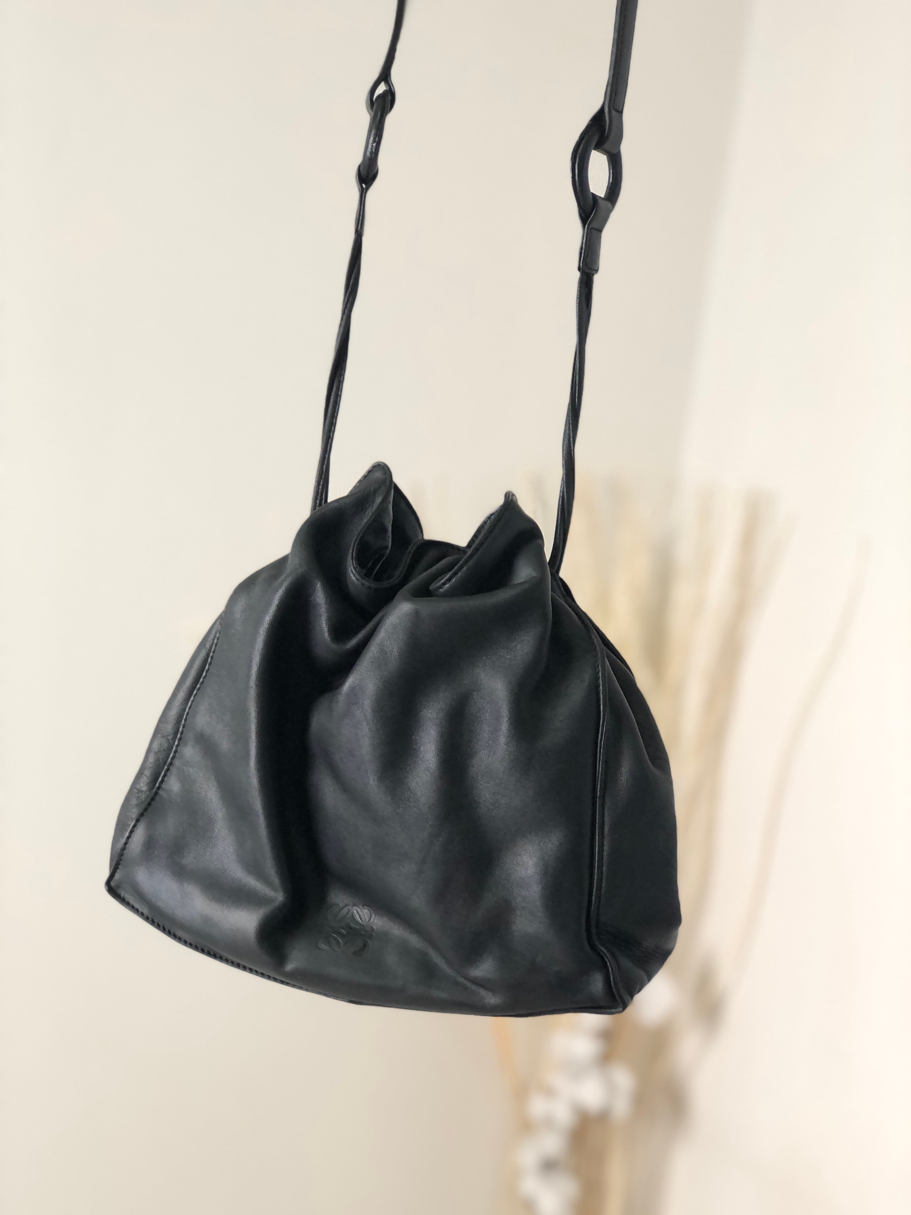 LOEWE ロエベ アナグラム レザー 巾着 ショルダーバッグ ブラック ...