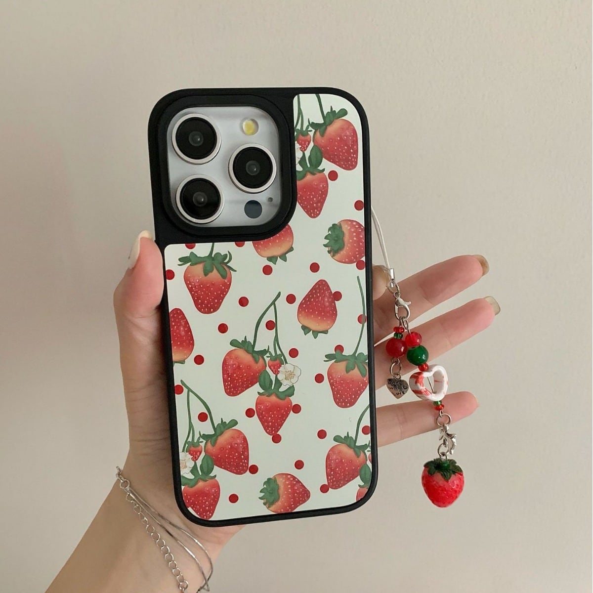 iPhone15対応】人気のストロベリー◎かわいい 赤 ドット柄 韓国ケース