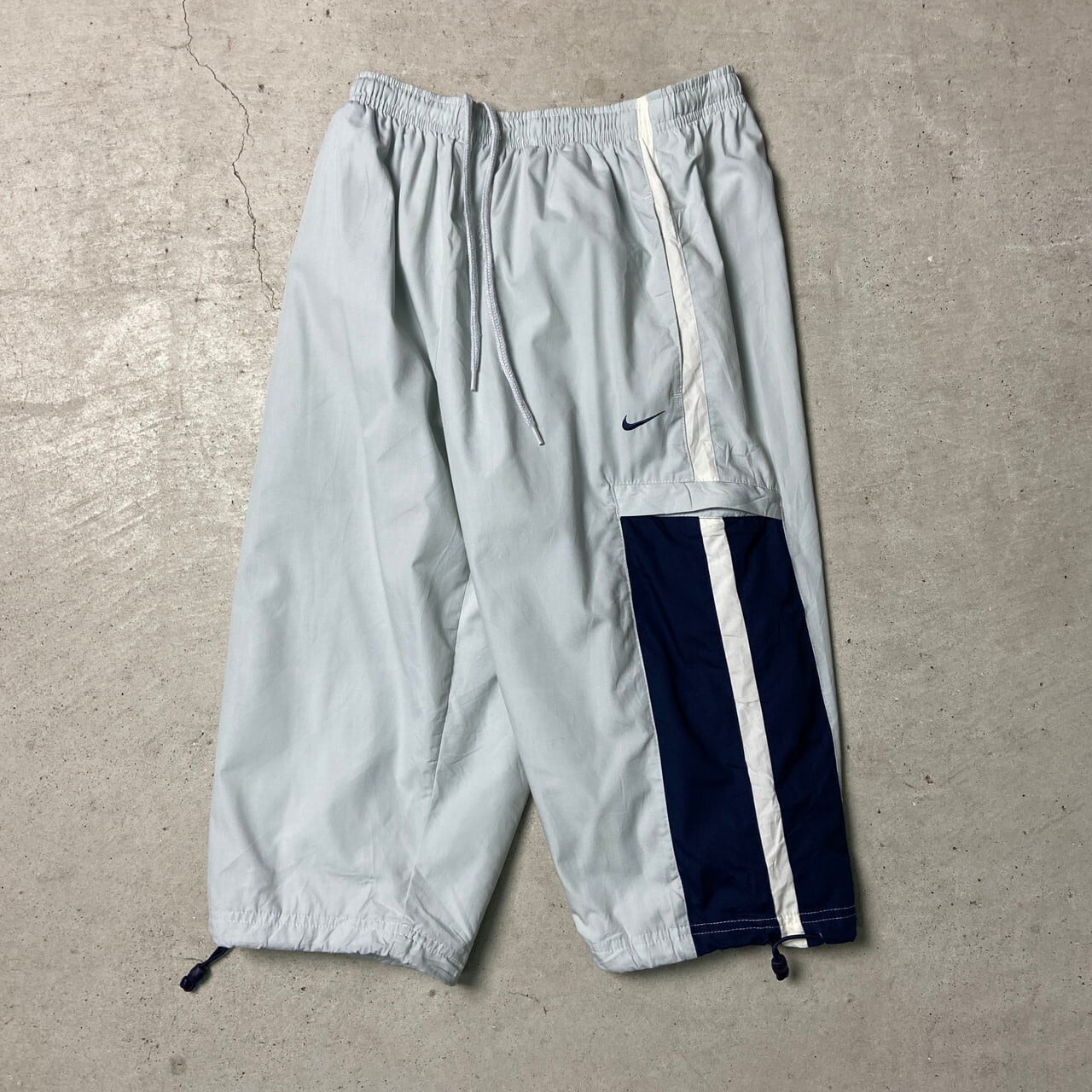 00年代 NIKE ナイキ 七分丈 クロップド ポリエステル×コットン トラックパンツ メンズM 古着 00s ビンテージ ヴィンテージ Y2K  スウォッシュロゴ 刺繍 ナイロンパンツ ジョグパンツ ライトグレー ネイビー 灰色 紺色【ロングパンツ】 | cave 古着屋【公式】古着通販サイト