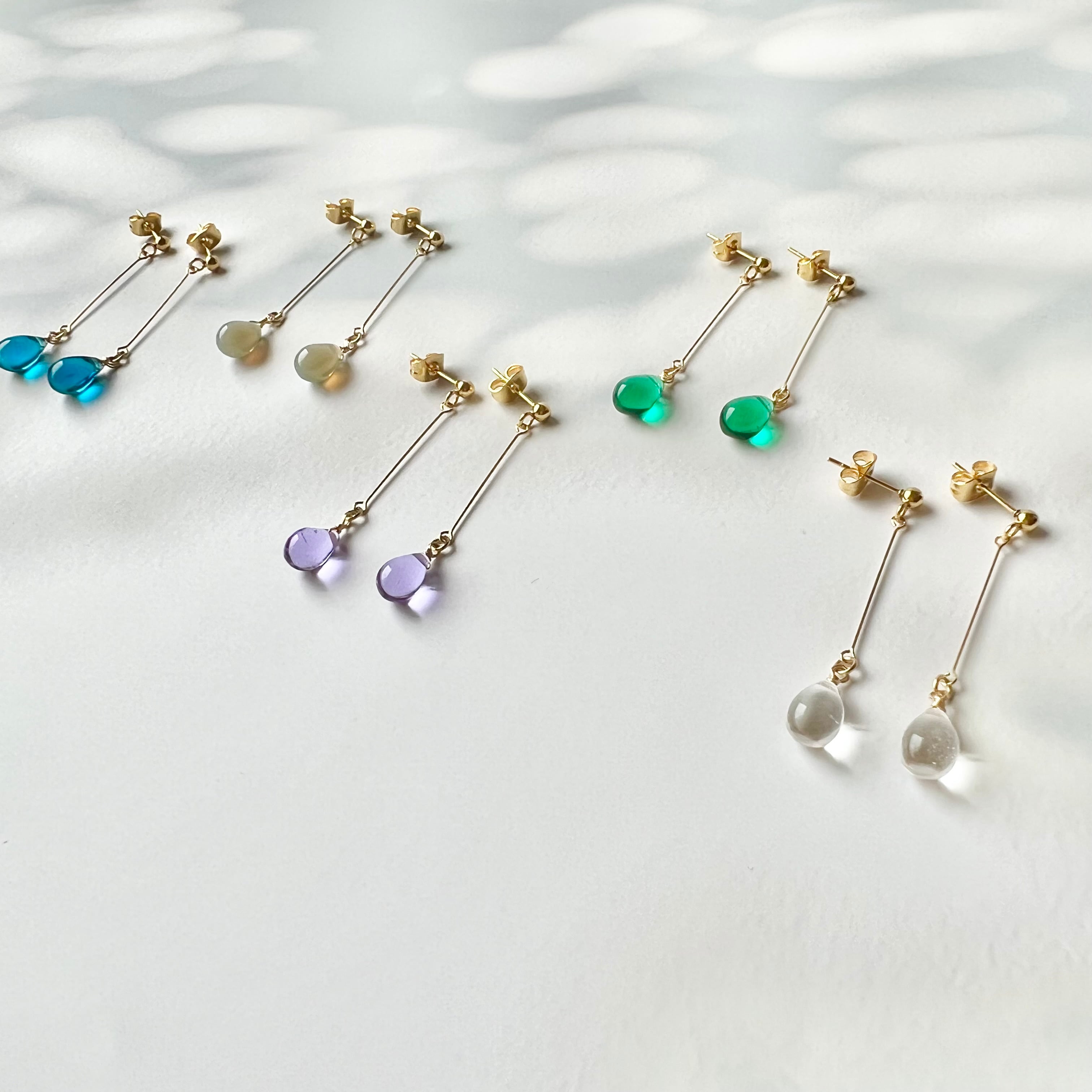 TVドラマ着用//チェコガラスのしずくワイヤーピアス /イヤリング