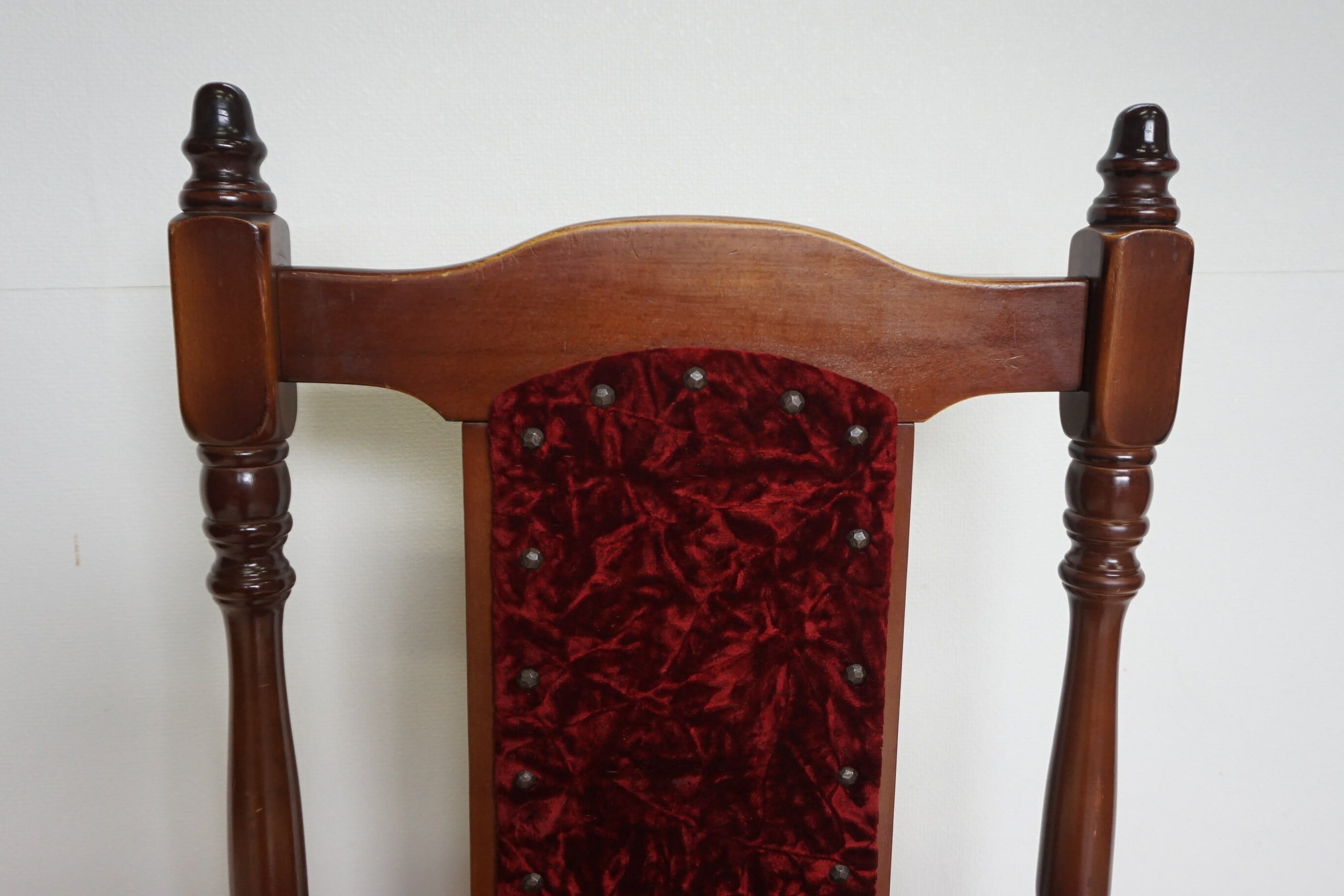 鋲打ちのワインレッドの椅子 | 純喫茶家具の村田商會 〈美品〉