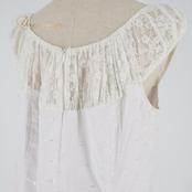 フラダンス 衣装 ワンピース ドレス ホワイト系 レース ノースリーブ 刺繍 花柄 ワンカラー 真っ白 かわいい 華やか 明るい 綺麗 上品 高級感 ふわふわ ハワイアン アロハ フラ ダンス レッスン 練習 上品なデザイン フェミニン