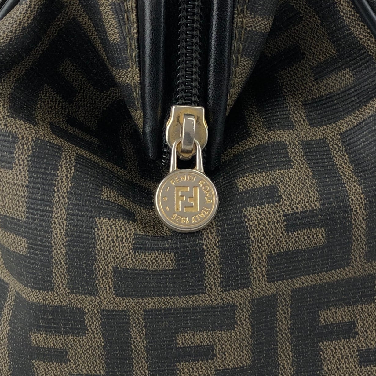 FENDI フェンディ ズッカ ショルダーバッグ ブラック ロゴ PVC レザー