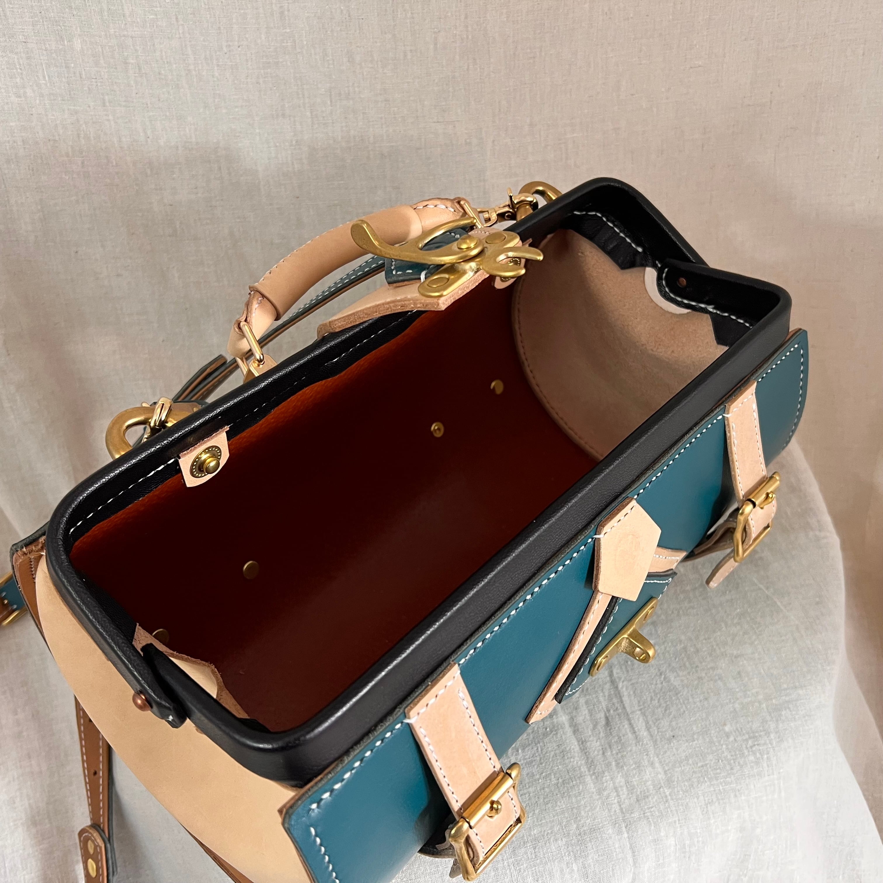海色＋ヌメ革の丸胴のダレスバッグ 牛本革使用ショルダーバッグ仕様