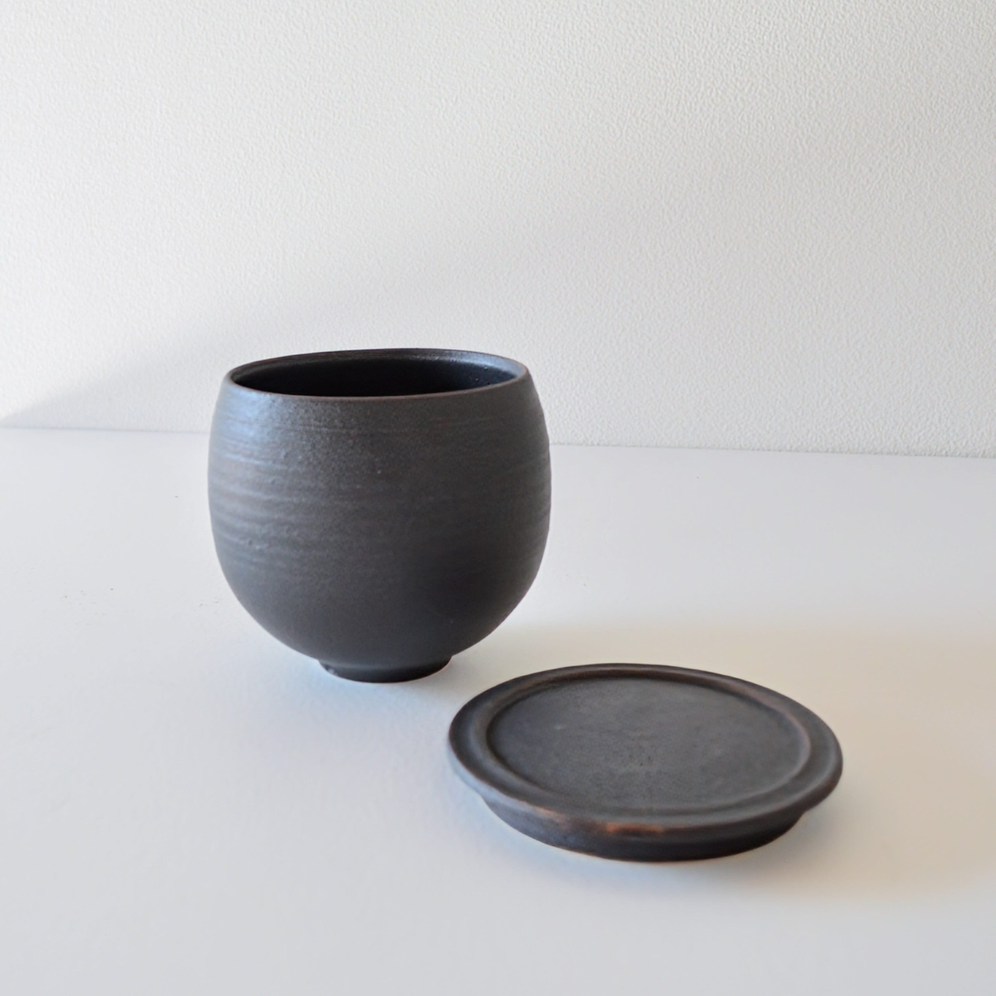 小野俊さん 蓋物 丸型 S 黒鉄釉 4個セット 小野俊 丸型蓋物 黒鉄釉 M | MA STORE