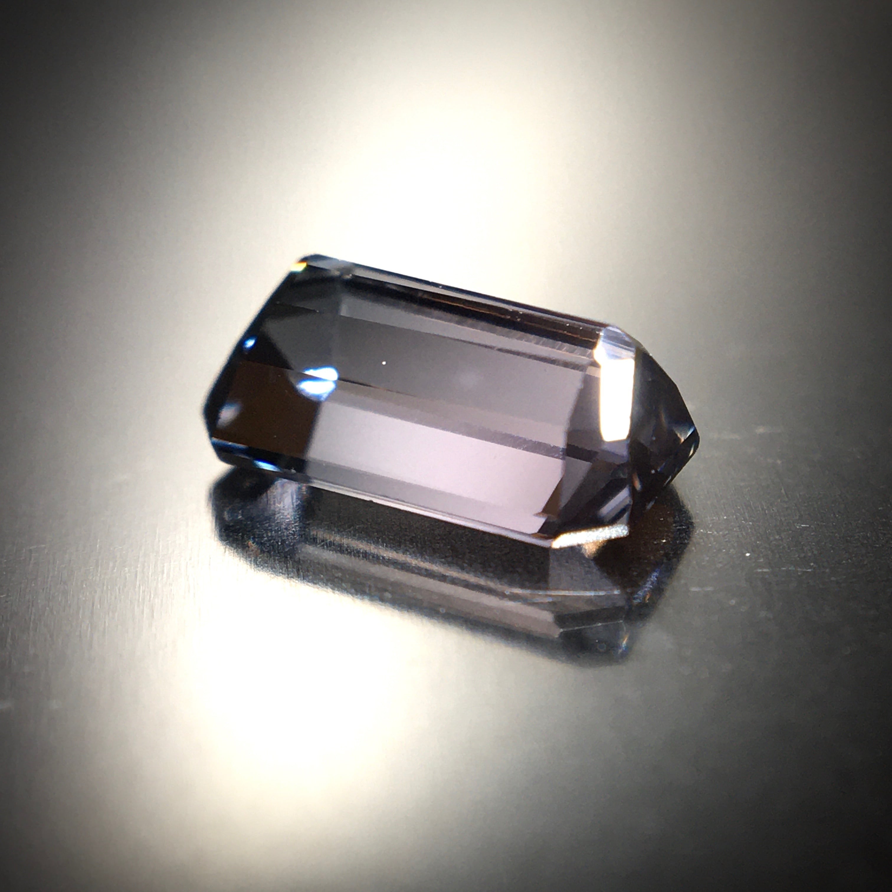 メタリックなグラデーション 0.98ct 希少石 天然バイカラー スピネル