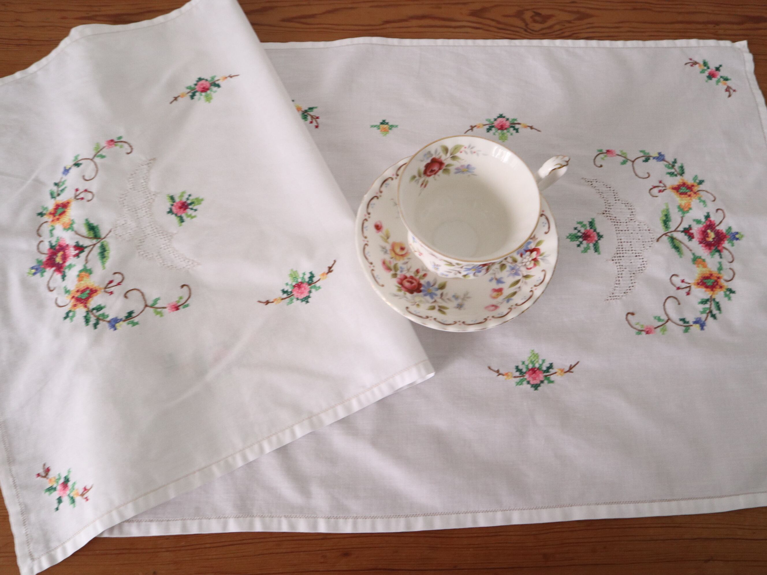 アンティーク フランス 手織りリネン 小花手刺繍ニードルワーク