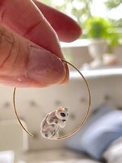 ピアス nach ナッシュ【お座りタディキャット】両耳用ピアス サイズフリー ミニチュア 24金メッキフープ式 真鍮 陶器 アニマル ギフト プレゼント かわいい おしゃれ 女性 彼女 プレゼント 誕生日 クリスマス 磁器 金