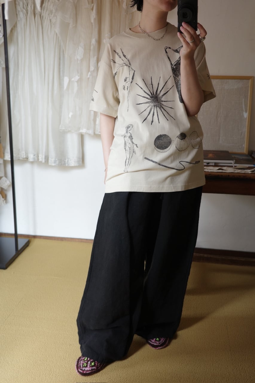 即納】physis block-printed Tshirt / sand beige | physis (ピュシス)