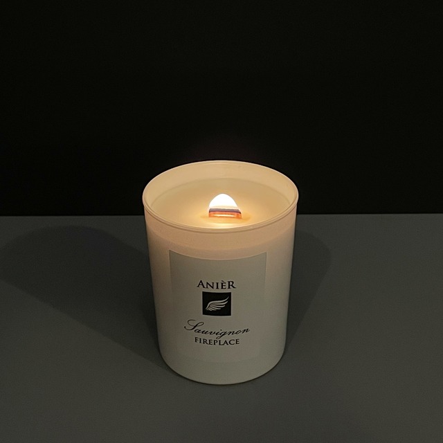 《フランス製・自然素材のウッディな香りと木製芯で焚火気分を味わえるアロマキャンドル》ソーヴィニョン ファイヤプレイス キャンドル | Anier Parfums（アニエルパルファン）