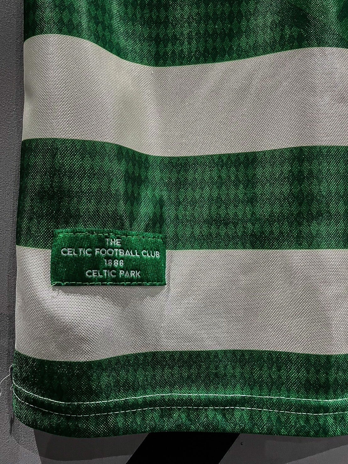 セルティックCeltic FC Umbro シャツ 緑 白のストライプ セルティックCeltic FC Umbro シャツ 緑 白のストライプ