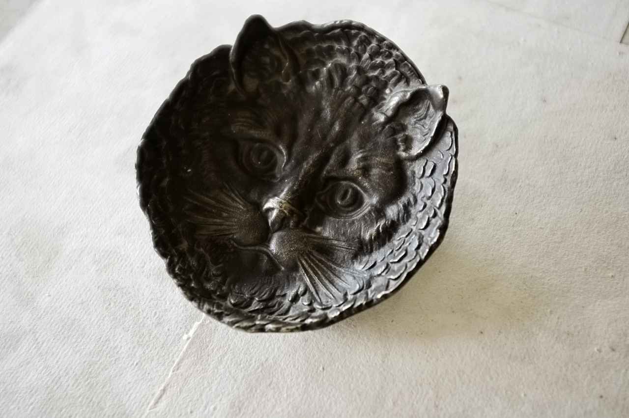 フランス ヒポコンデリー気質の尨猫とトレイ ブロンズ  アンティーク