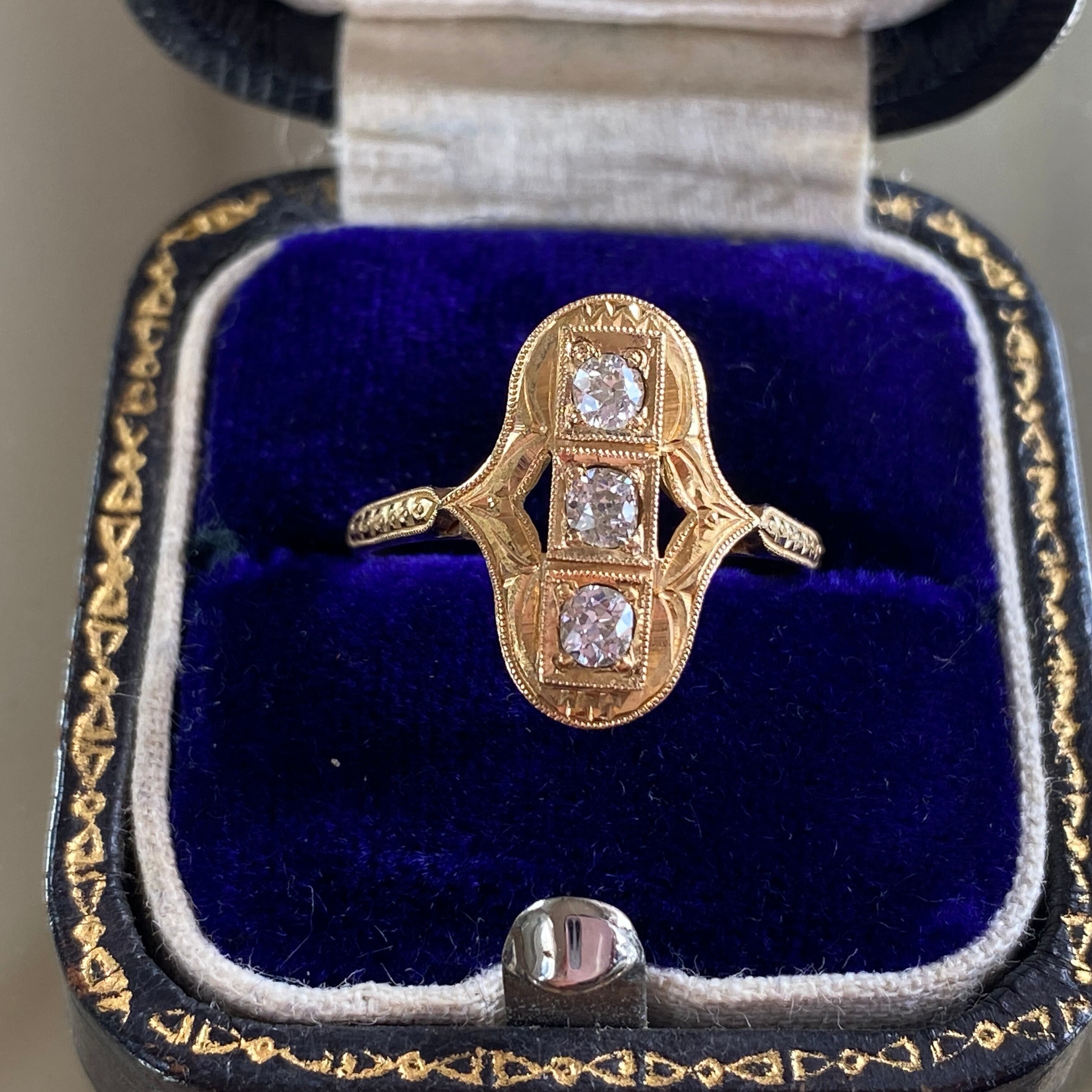 ヴィンテージ 和彫り18金ダイヤモンド3粒の端正なリング