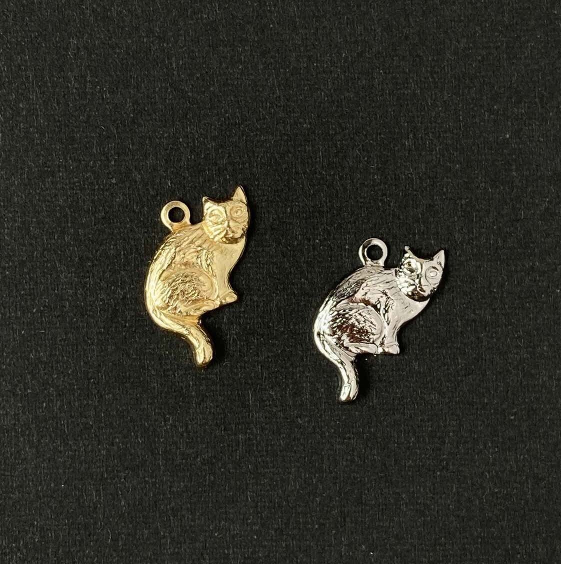 〈新色追加〉USA真鍮 振り向き猫のチャーム(17mm)