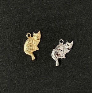〈新色追加〉USA真鍮 振り向き猫のチャーム(17mm)
