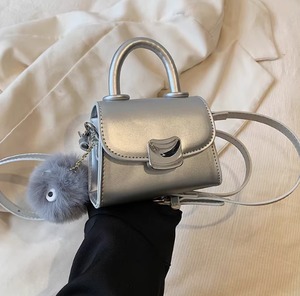 バッグ 財布 カードケース カード入れ コインケース 小銭入れ レディース ショルダー 斜めがけ 肩がけ 手持ち クラッチ ボディバッグ ミニバッグ ミニ 極小 小さい 自立 スクエア 四角 ボタン チャーム ビニール ボア ナイロン フェイクレザー かわいい シンプル カジュアル こなれ感 ラフ ラブリー キュート クール モード 主役級 存在感 華やか 個性的 フェミニン デート お出かけ 女子会 普段使い 双子 韓国 コーデ スタイル モテ インスタ映え 春 夏 秋 冬 謝恩会 結婚式 二次会 小さ