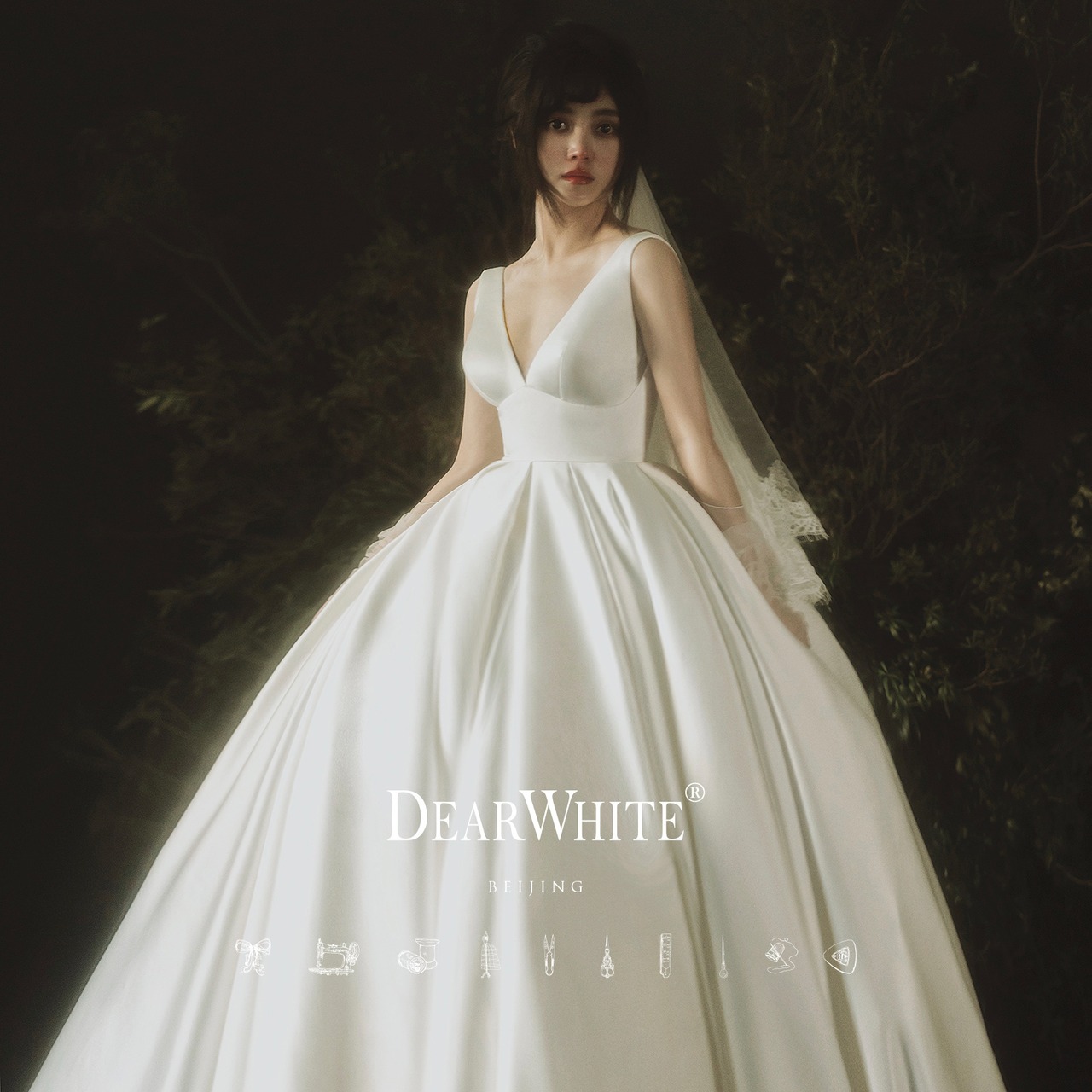 高品質！フランス風ウエディングドレス ホワイト 光沢サテン 深Vネック  