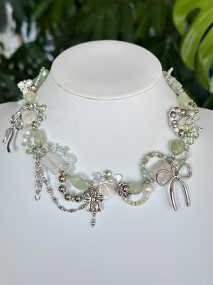 Water surface frill necklace.