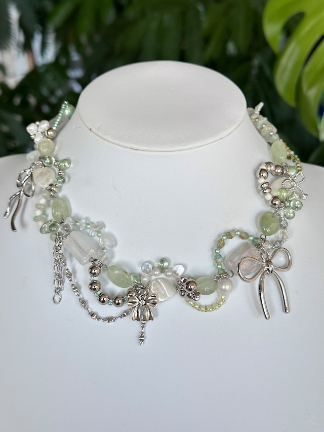 Water surface frill necklace.