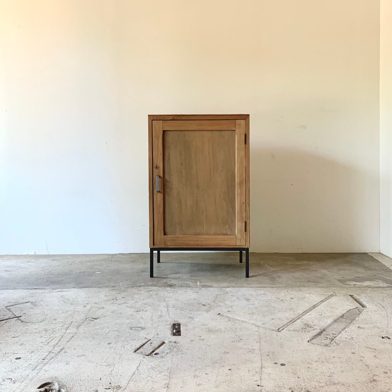 鉄脚の収納棚　キャビネット　古家具　0532