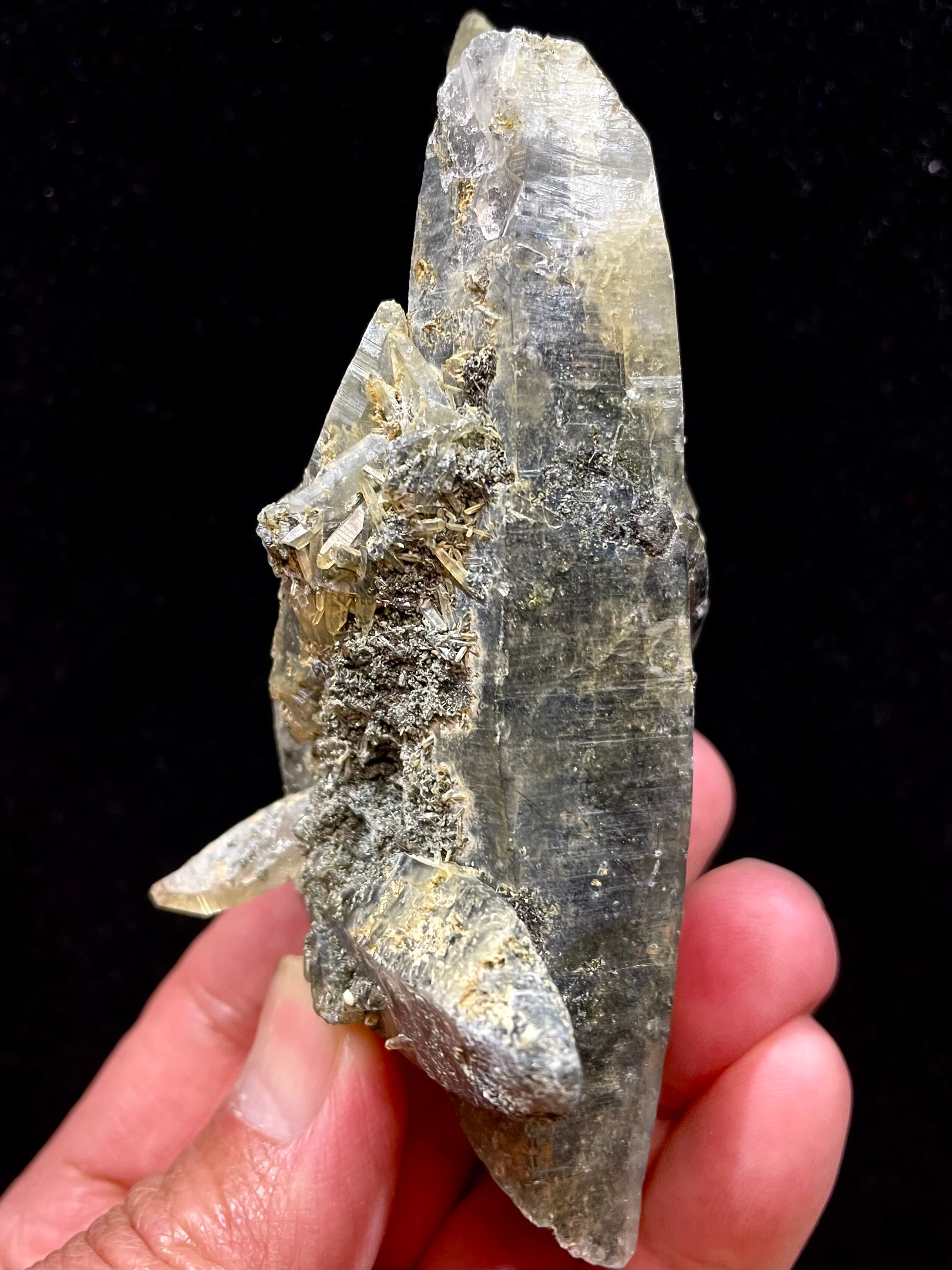 8) 驚異的パワー・ギルギットの秘宝!「ロンドゥクオーツ」中型クラスター