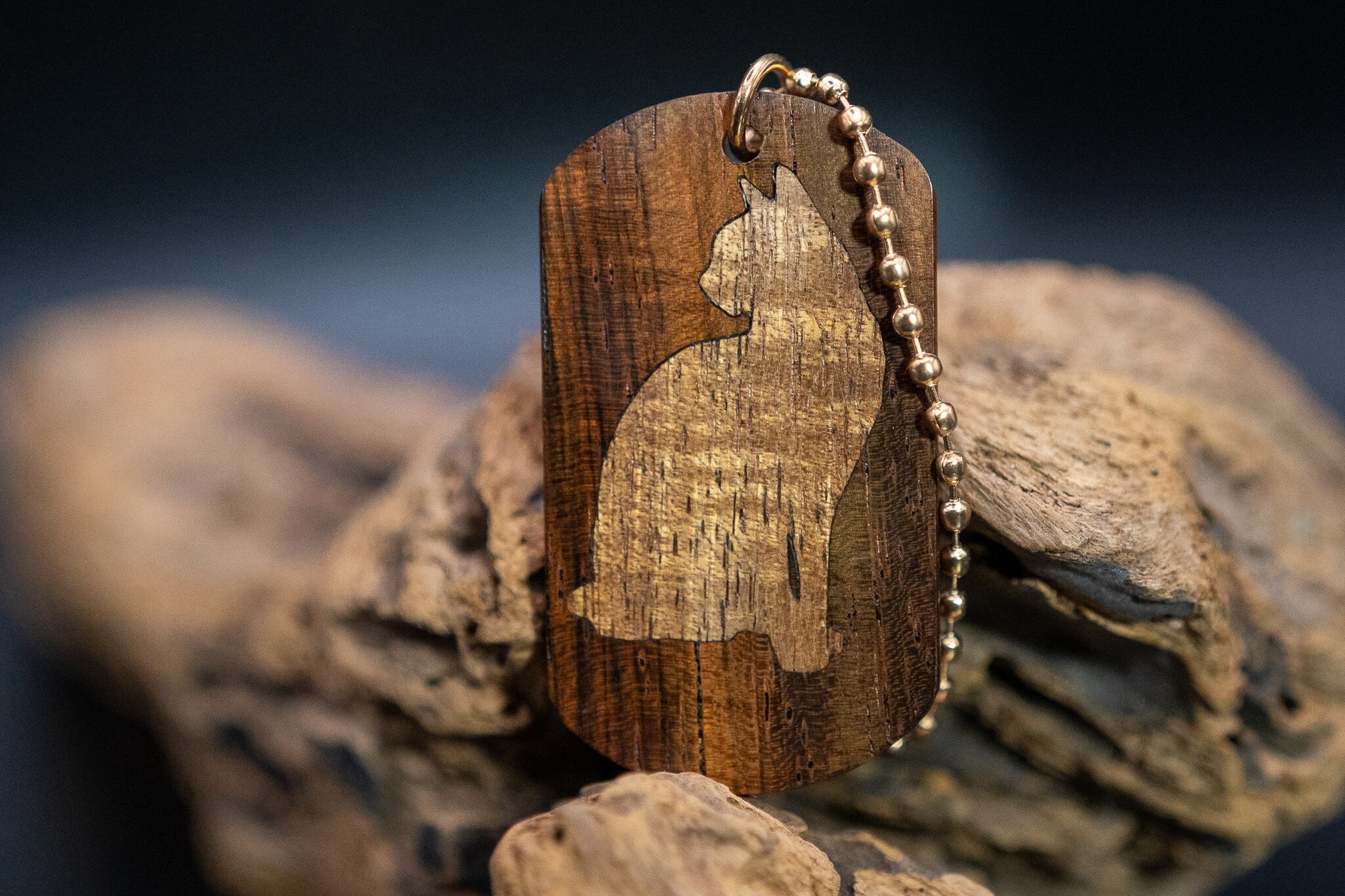 【音楽業界屈指の銘木】 ハカランダドッグタグ象嵌 優雅に座る猫