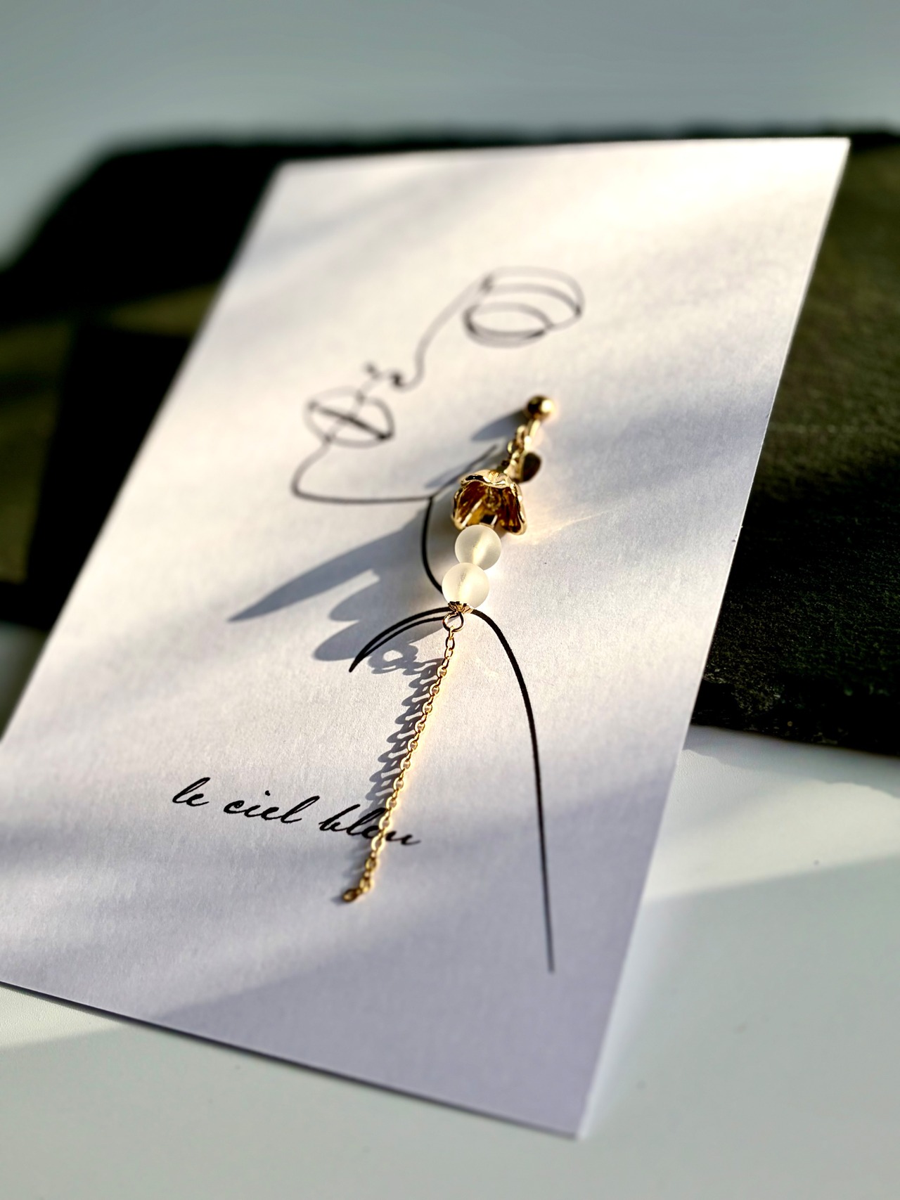 垂れ下がるこの花の実は　水晶　ゴールド／シルバー