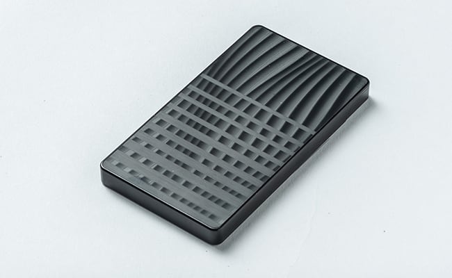 年内生産終了予定／受注生産】金属製名刺入れ《浪格(ろうかく) 黒