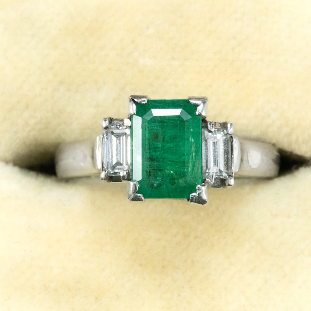 【日本の作品】昭和レトロ 透かし デザイン ヴィンテージ リング プラチナ Pt900 エメラルド 1.01 ダイヤモンド 0.32　MR00777