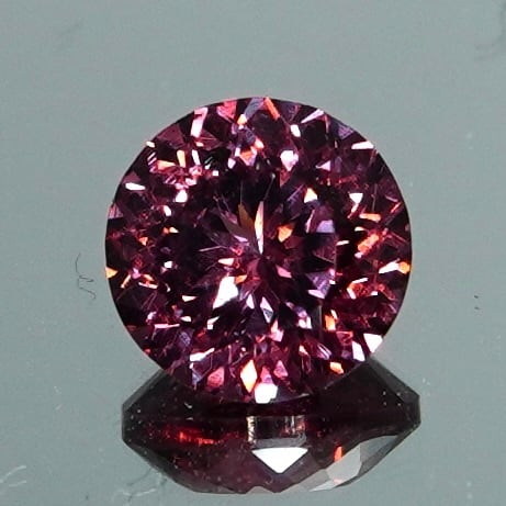 【Bright Brilliant Cut™️ “129 Facets”】芳醇なる紫、静寂に酔う 0.83ct 天然ロードライトガーネット