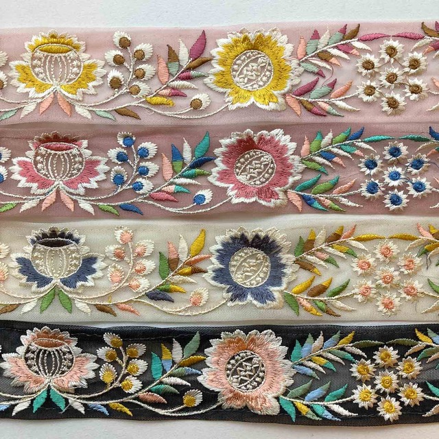 白縁花とカラフルリーフの刺繍チュールレース（1mカット）