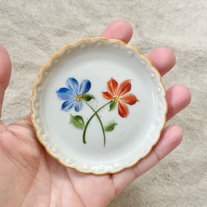 赤と青の花模様の小皿