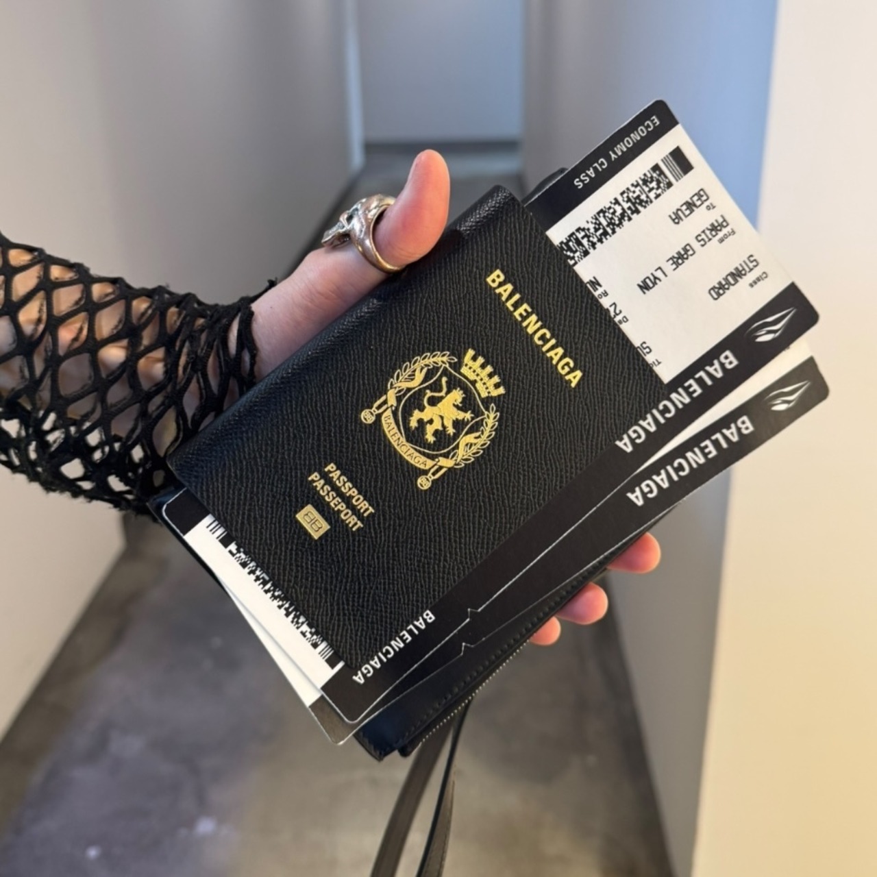 【BALENCIAGA】PASSPORT PHONE HOLD - 7