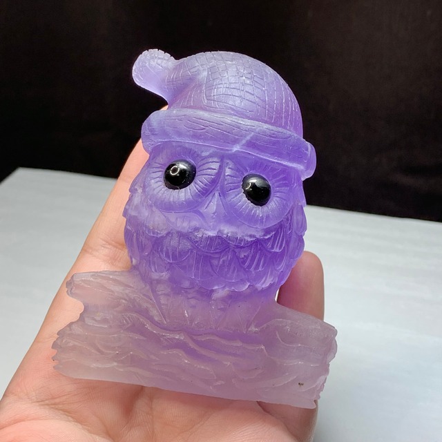 3.帽子をかぶった色合い美しいフローライト・フクロウ