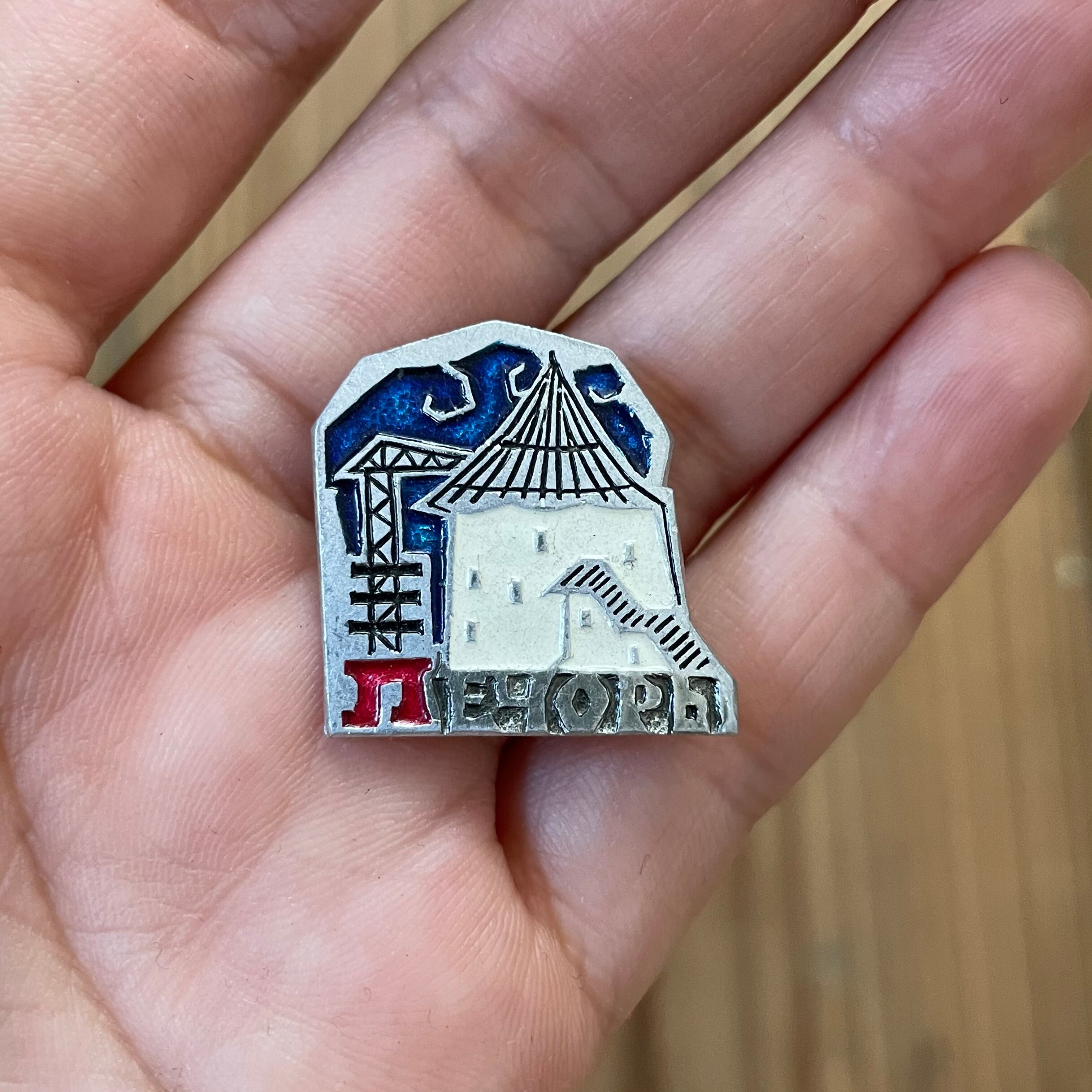 三角屋根の建物バッヂ