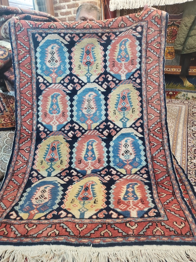 絨毯クエスト51【No.37】Bote ※現在、こちらの商品はイランに置いてあります。ご希望の方は先ずは在庫のご確認をお願いします。