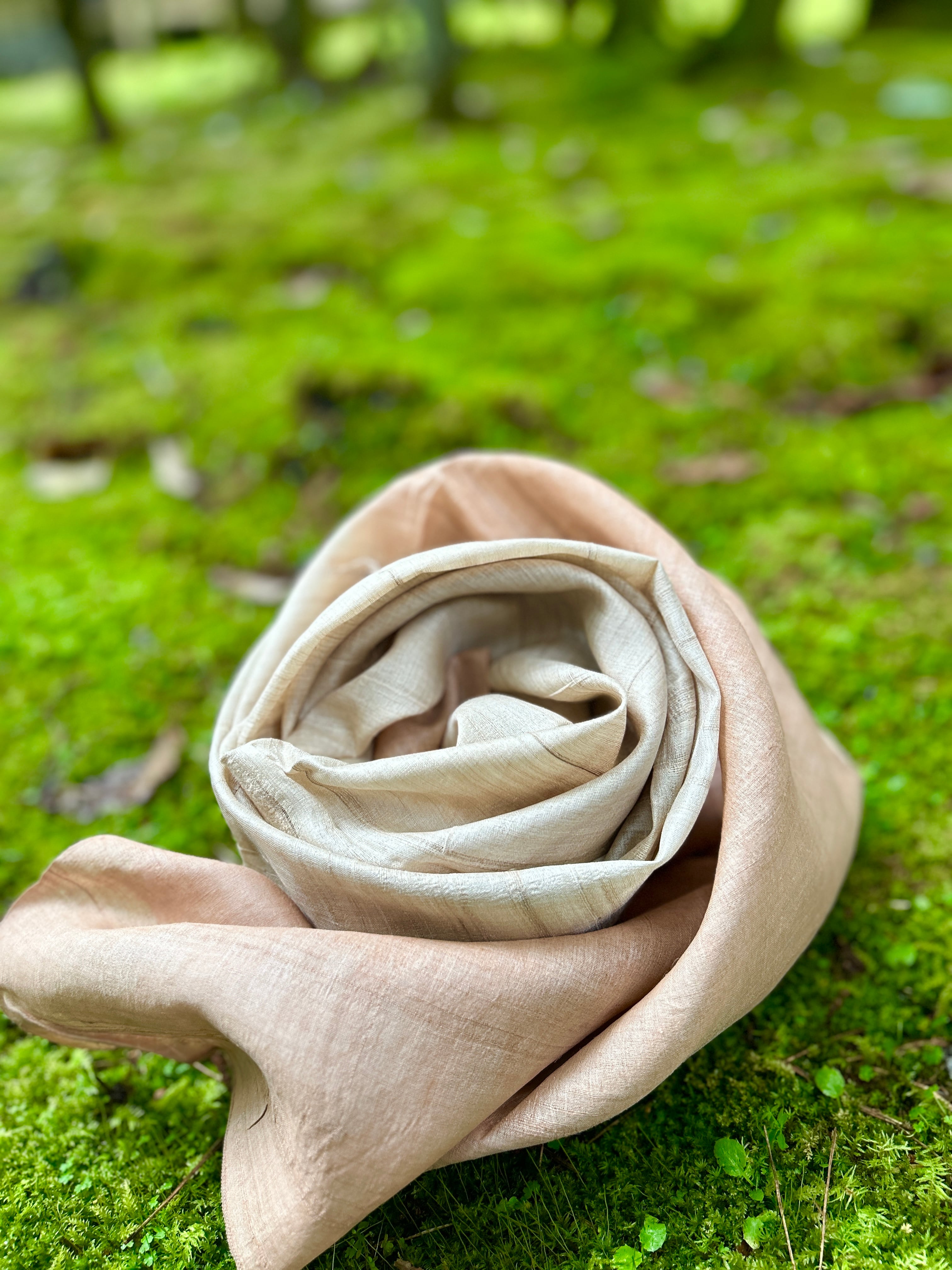 ”大地を纏うストール”　野蚕シルクの溶岩染め 　（富士山溶岩、墨）正方形