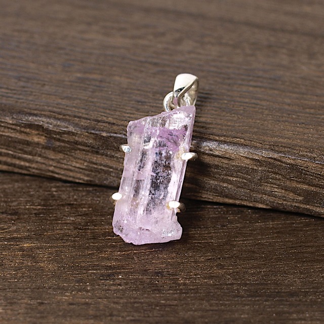 【一点物】アフガニスタン産クンツァイト原石silver925ペンダントトップ