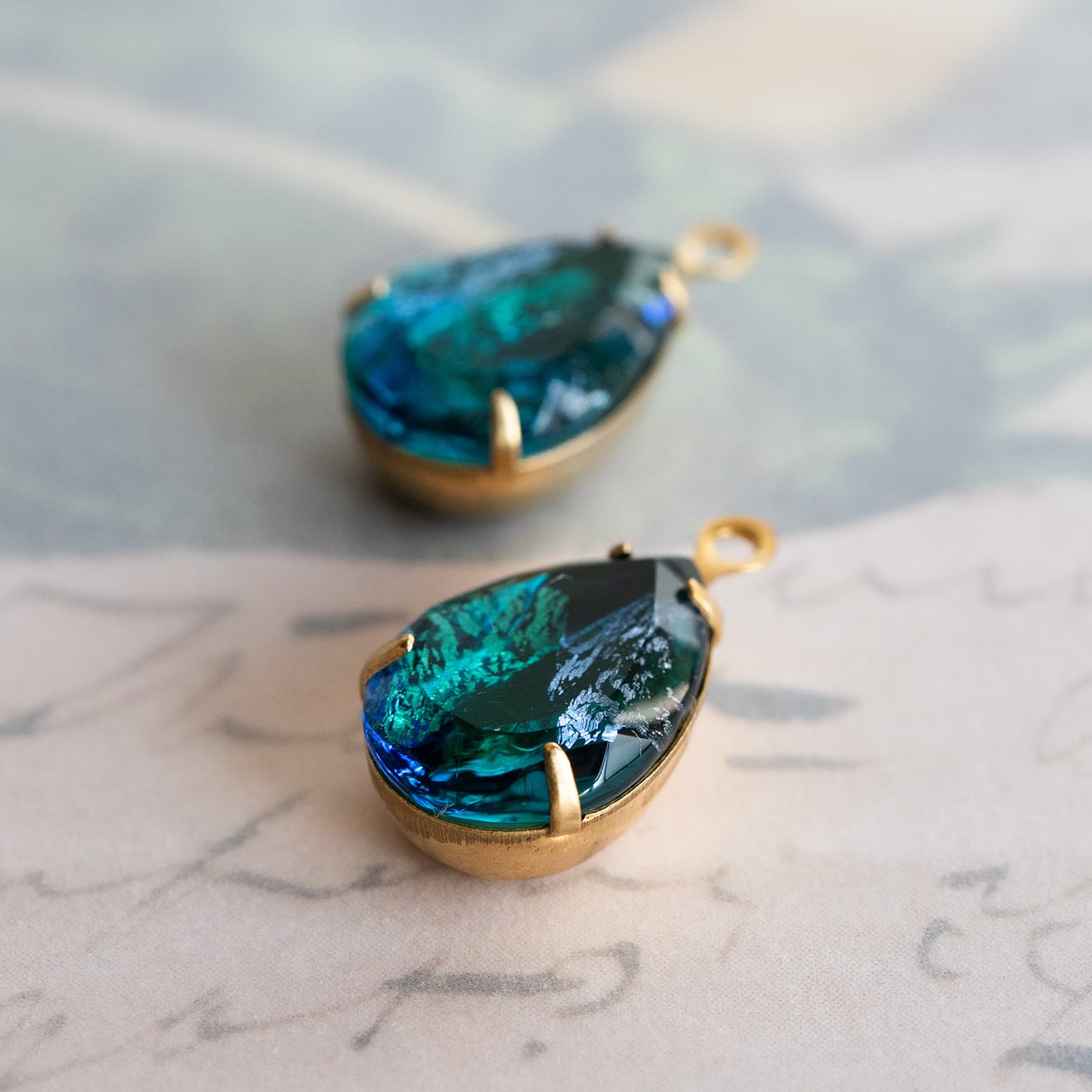 1970's 西ドイツ シルバーフォイル入りペアストーンチャーム(2コ)