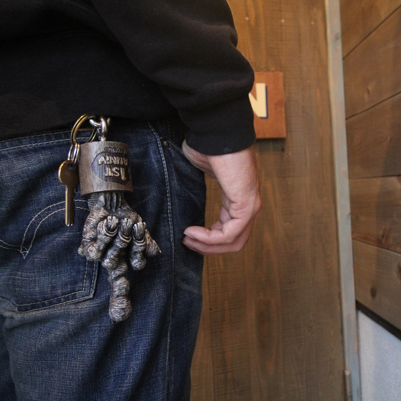 [1周年記念・数量限定] "1st Anniv" SUPER BIG KEYHOLDER - serial.04/KHAKI