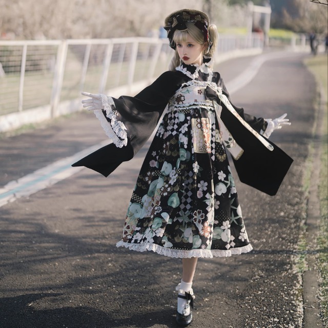 即納/ハロウィン・イベント衣装 和装 着物 3点セット 振袖 柄物 ジャンパースカート リボン カチューシャ 花柄 ブラック 大正浪漫 大人きれいめ ゴシック