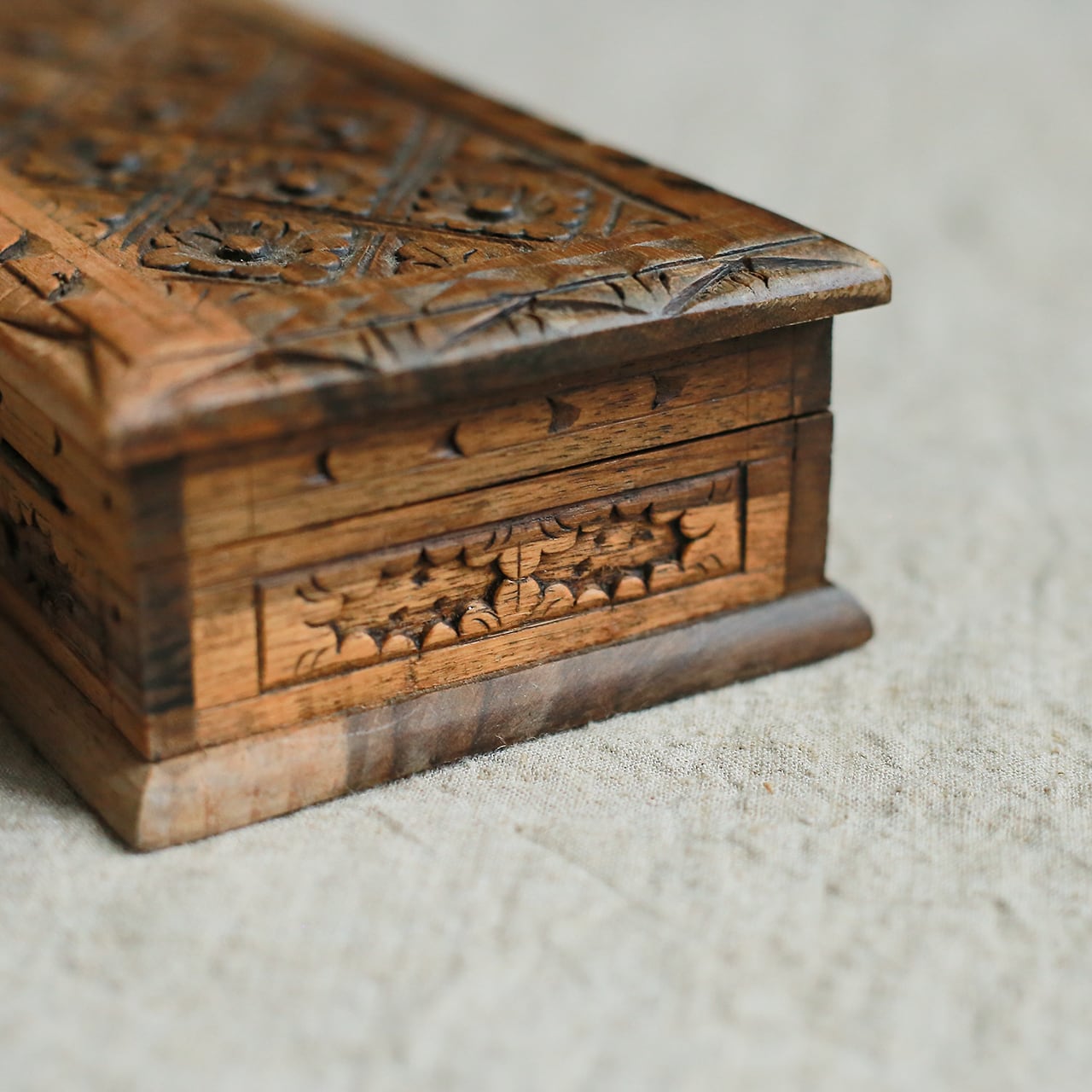 美しい緑色の漆器箱 - 彫刻模様付き - 古い説明文付き 美しい緑色の漆器箱 - 彫刻模様付き - 古い説明文付き