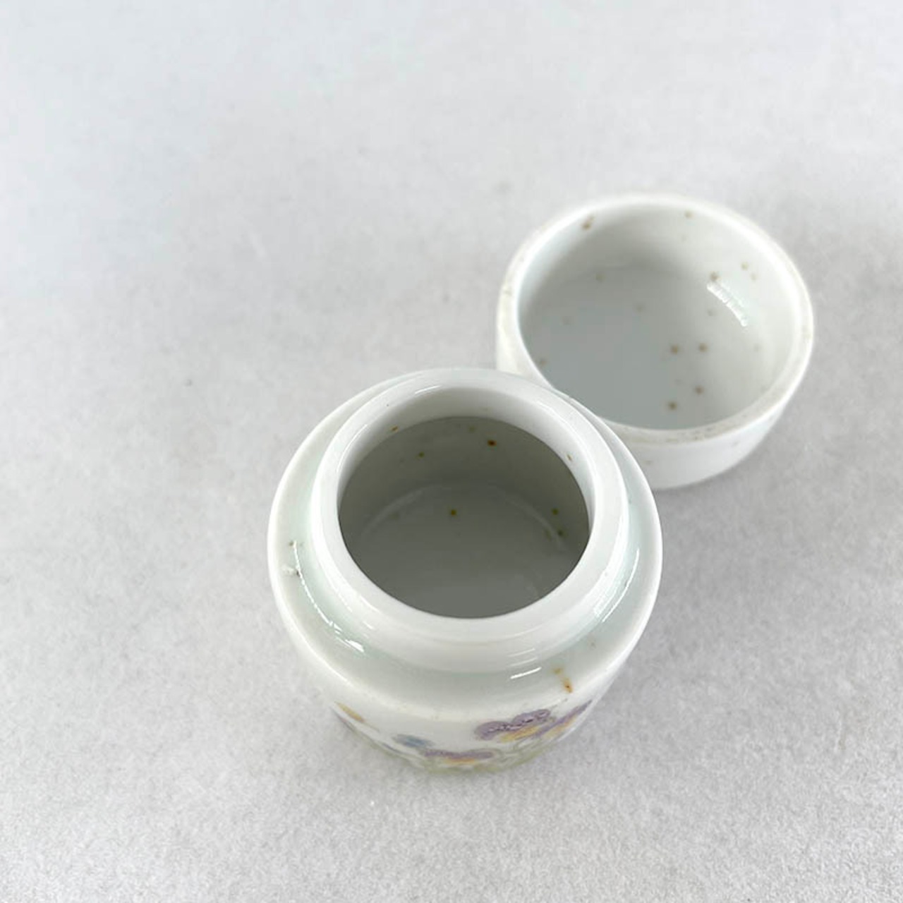 小物入れ　つぼ型蓋物　ビオラの陶器壺　蓋付き筒もの　 12otdx15