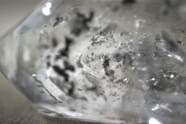 貴州省産ウォーターインクォーツ/グラファイト Double Terminated Quartz 1672