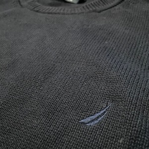 【NAUTICA】ニット セーター 黒ボディ 刺繍ロゴ クルーネック US古着